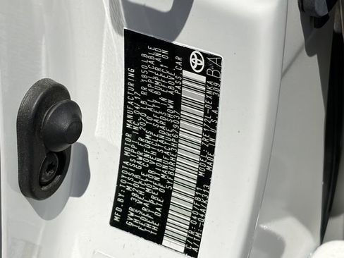 Used 2017 Toyota Corolla LE FWD image 8