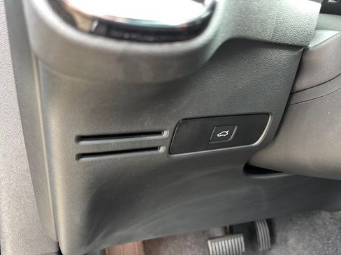 Used 2024 Volvo XC40 B5 Plus AWD/4WD image 23