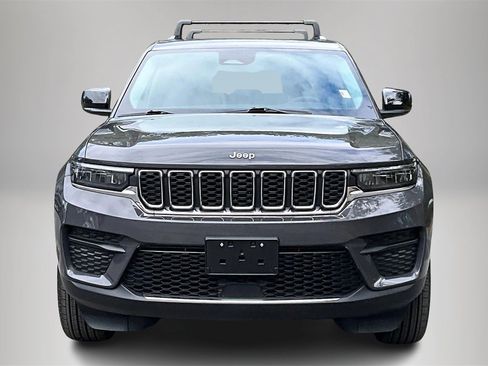 Used 2024 Jeep Grand Cherokee Laredo X image 3