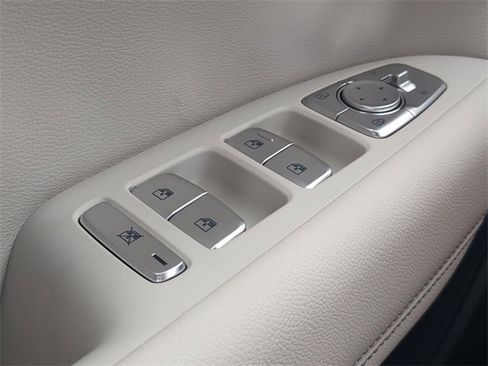 Certified 2025 Genesis G70 2.5T image 21