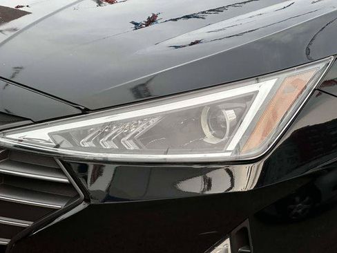 Used 2019 Hyundai Elantra SE w/ Winter Weather Package FWD image 6