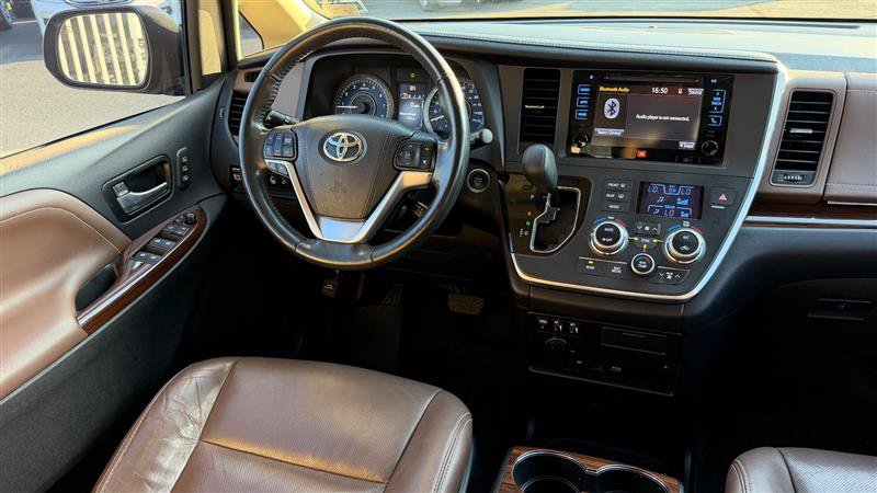 Used 2017 Toyota Sienna Limited Premium FWD image 17