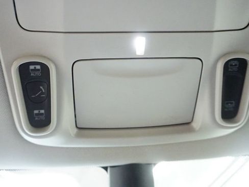Used 2024 Chrysler Pacifica Limited AWD/4WD image 36
