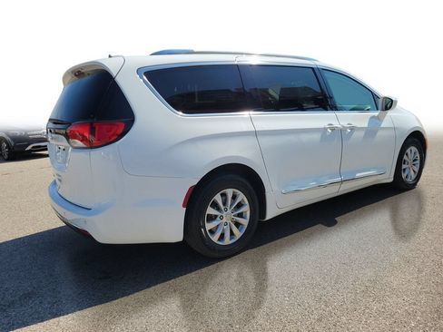 Used 2019 Chrysler Pacifica Touring-L FWD image 4