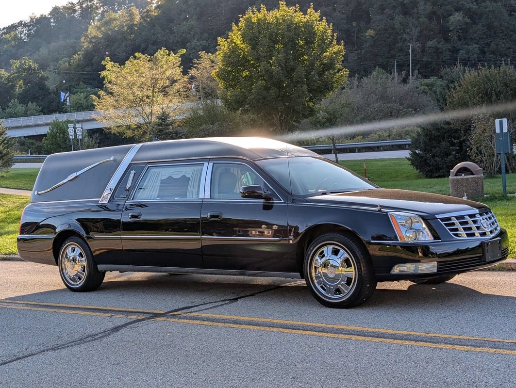 Used 2009 Cadillac DTS Hearse FWD image 3