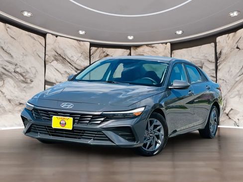 Used 2024 Hyundai Elantra SEL image 2