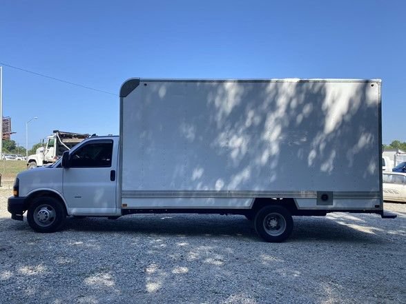 Used 2020 Chevrolet Express 3500 Extended w/ Driver Convenience Package RWD image 3
