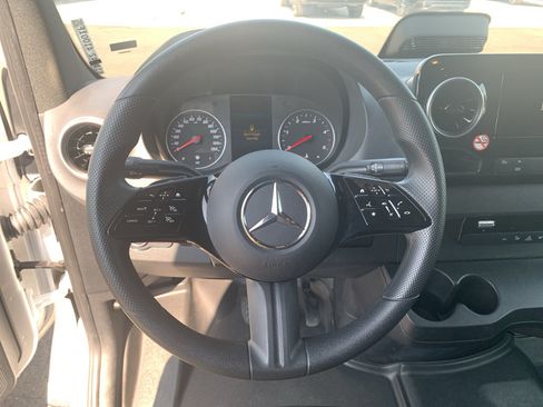 Used 2025 Mercedes-Benz Sprinter 2500 image 18