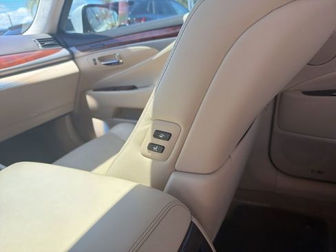 Used 2014 Lexus LS 460 w/ Ultra Luxury Package RWD image 17