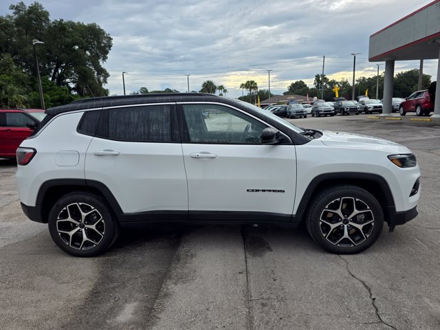 Used 2025 Jeep Compass Limited AWD/4WD image 3