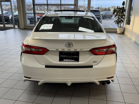 Used 2018 Toyota Camry SE w/ Moonroof Package FWD image 7