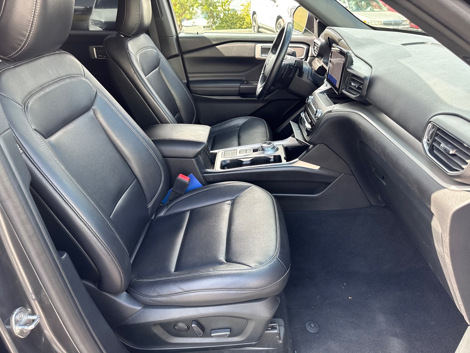 Used 2020 Ford Explorer XLT w/ Equipment Group 202A RWD image 17