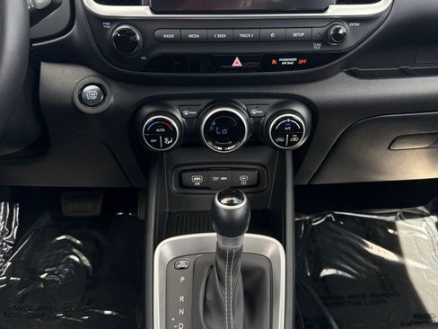 Used 2025 Hyundai Venue SEL FWD image 16