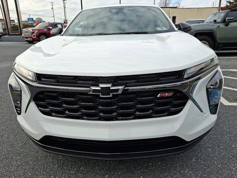 Used 2025 Chevrolet Trax RS w/ Sunroof Package image 2