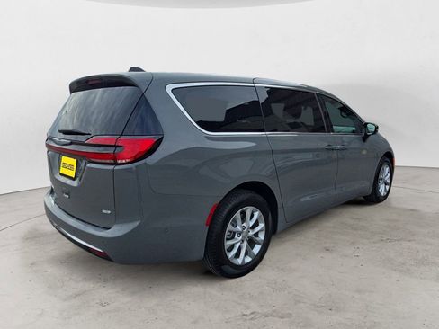 Used 2025 Chrysler Pacifica Select image 5