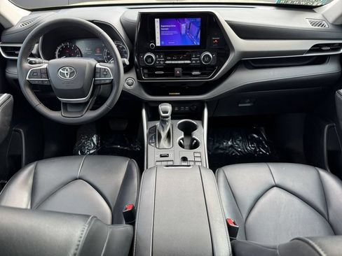 Used 2023 Toyota Highlander XLE AWD/4WD image 12
