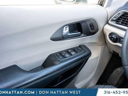 Used 2023 Chrysler Pacifica Touring-L FWD image 17