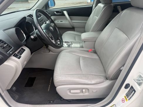 Used 2012 Toyota Highlander SE w/ Tow Pkg image 12