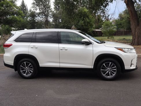 Used 2019 Toyota Highlander XLE AWD/4WD image 3