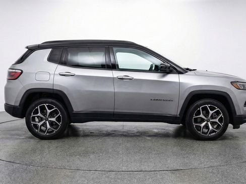 Used 2025 Jeep Compass Limited image 11