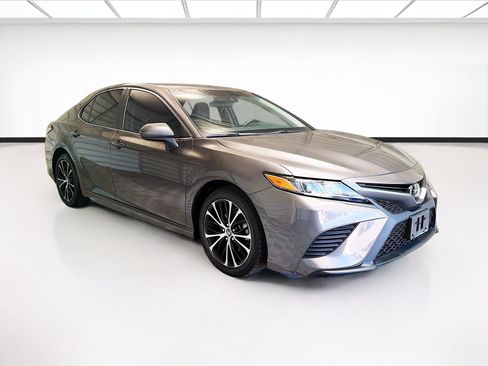 Used 2019 Toyota Camry SE w/ Carpet Mat Package FWD image 3