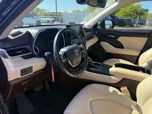Used 2021 Toyota Highlander XLE FWD image 15