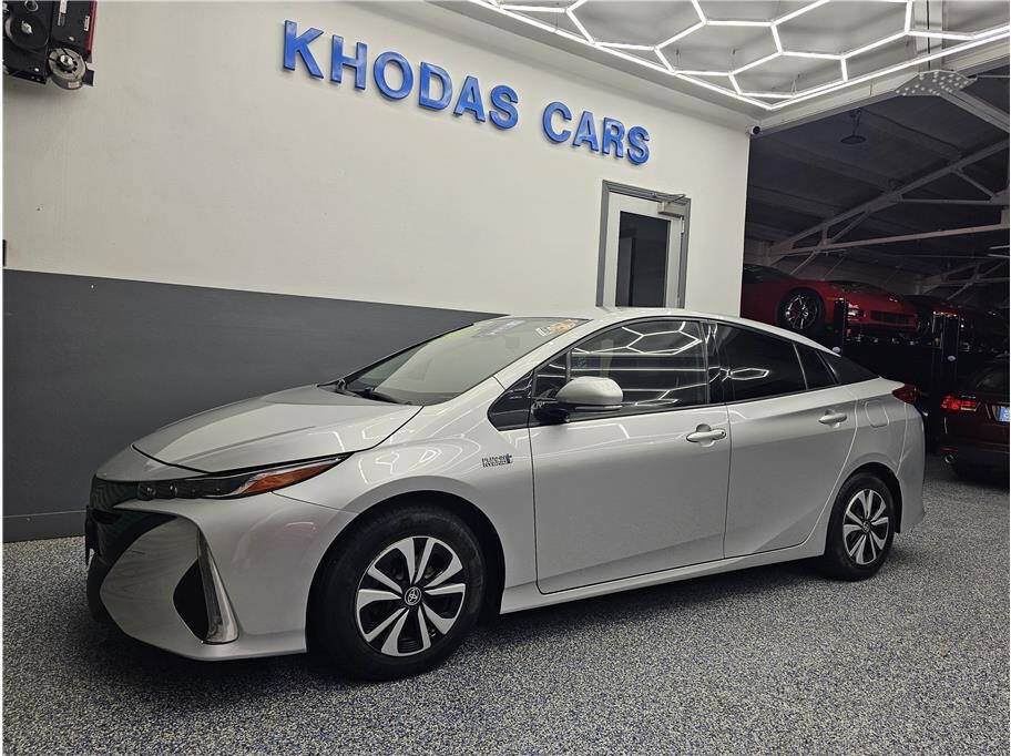 Used 2017 Toyota Prius Prime Premium FWD image 2