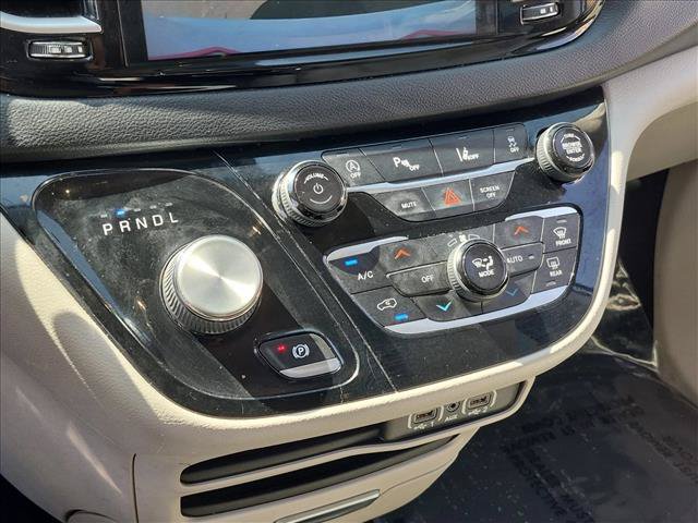 Used 2021 Chrysler Pacifica Touring-L FWD image 14