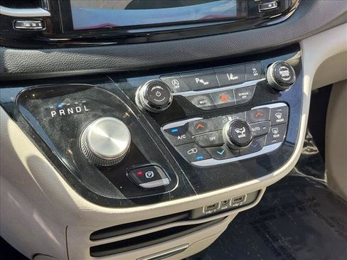 Used 2021 Chrysler Pacifica Touring-L FWD image 14