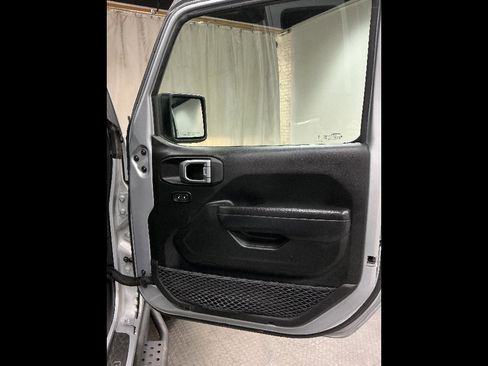 Used 2023 Jeep Gladiator Sport image 8