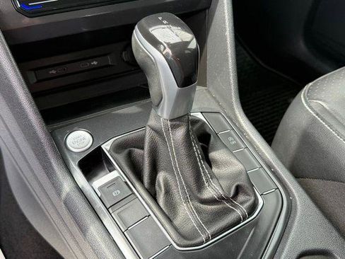 Used 2023 Volkswagen Tiguan SE w/ Panoramic Sunroof Package image 12