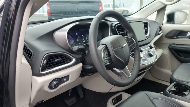 Used 2024 Chrysler Pacifica Touring-L FWD image 8