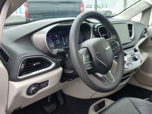 Certified 2024 Chrysler Pacifica Touring-L image 8