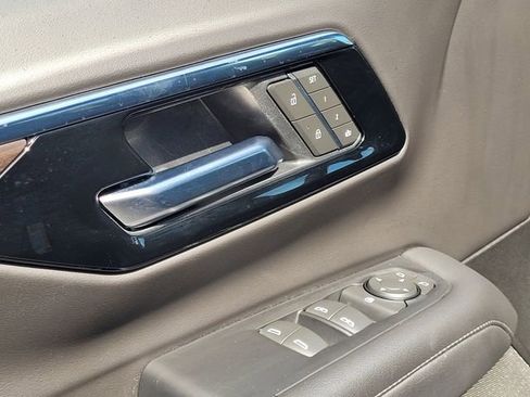 Used 2025 Chevrolet Suburban Z71 image 22