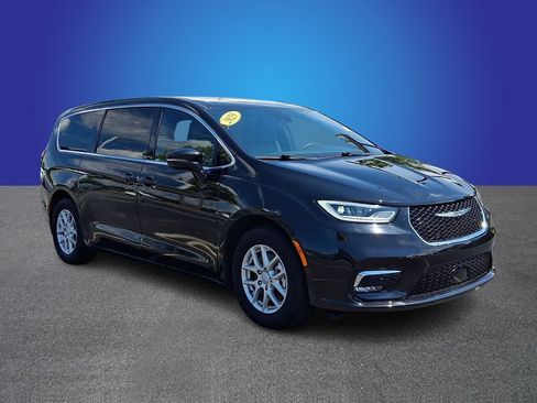 Used 2025 Chrysler Pacifica Select FWD image 3