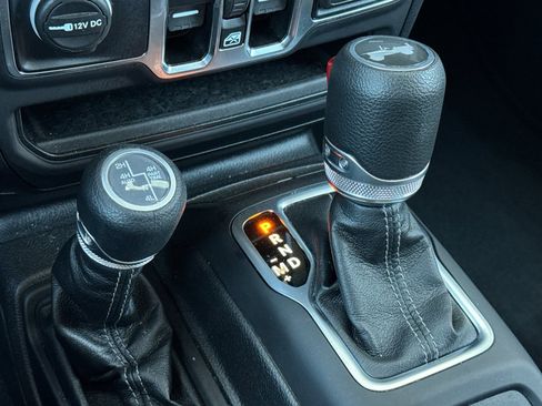 Used 2025 Jeep Wrangler Unlimited Sahara AWD/4WD image 24