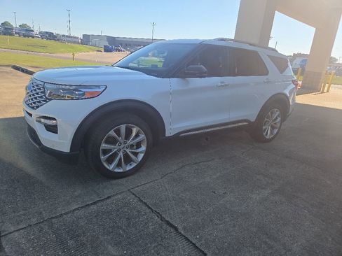 Used 2023 Ford Explorer Platinum w/ Technology Package AWD/4WD image 3