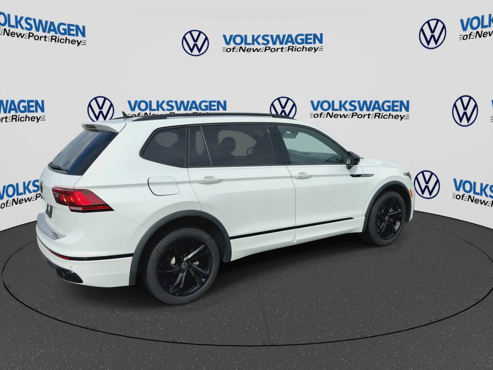 Used 2024 Volkswagen Tiguan SE R-Line FWD image 8