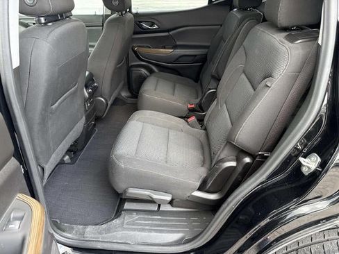 Used 2022 GMC Acadia SLE w/ Driver Convenience Package FWD image 16