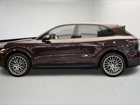 Used 2023 Porsche Cayenne Platinum Edition image 2