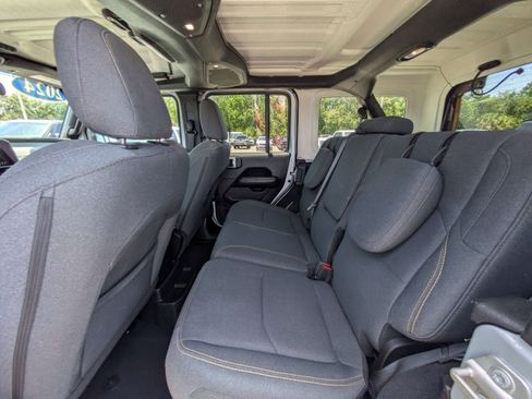 Used 2024 Jeep Wrangler Unlimited Sahara AWD/4WD image 13