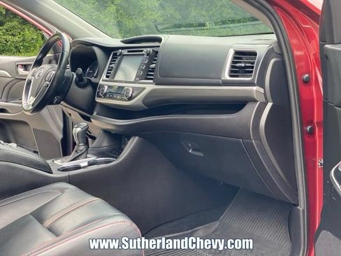 Used 2019 Toyota Highlander SE FWD image 18