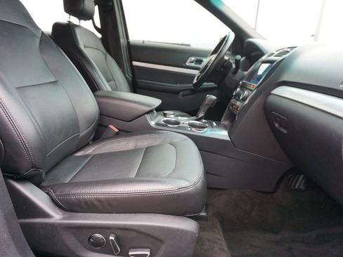 Used 2016 Ford Explorer XLT w/ Equipment Group 202A AWD/4WD image 34