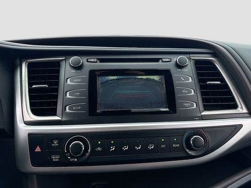 Used 2019 Toyota Highlander LE FWD image 12