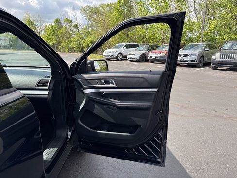 Used 2017 Ford Explorer XLT image 39