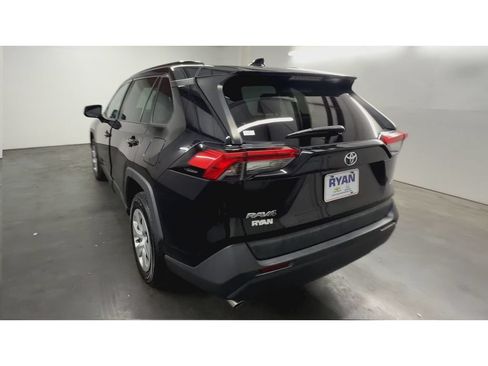 Used 2021 Toyota RAV4 LE FWD image 7