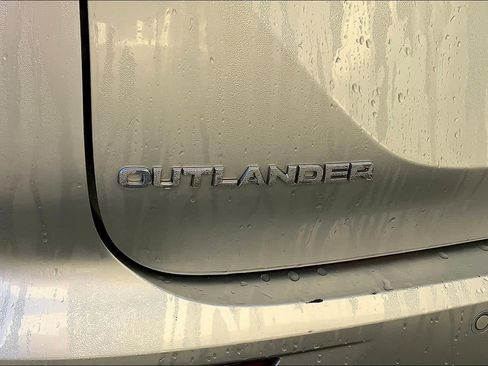 Used 2023 Mitsubishi Outlander SE image 29