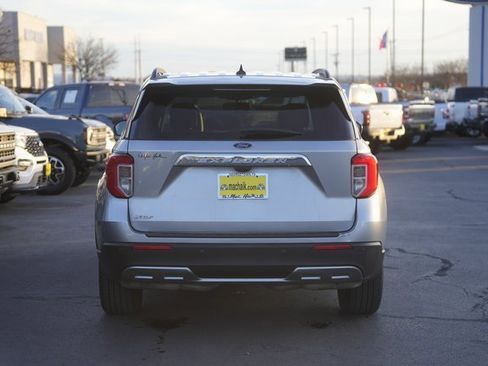 Used 2022 Ford Explorer XLT w/ Equipment Group 202A image 7