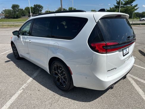 New 2025 Chrysler Pacifica Limited w/ Uconnect Theater Family Group image 20