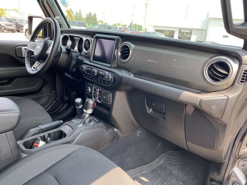 Used 2022 Jeep Wrangler Unlimited Sahara w/ Cold Weather Group AWD/4WD image 39